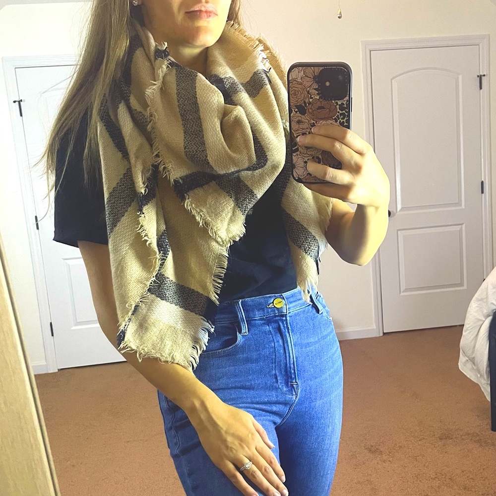 Women’s Oversize Plaid Blanket Scarf Neutral Tones Brown Tan Cozy Winter Warm